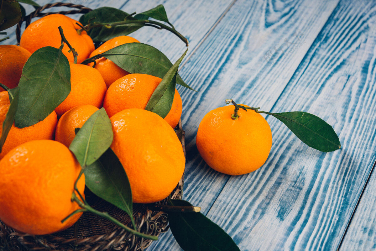 甜味成熟的柑桔果剥开皮 放在古老的乡村风格的木材上 表面有一组柑桔果和叶子橘子水果素食