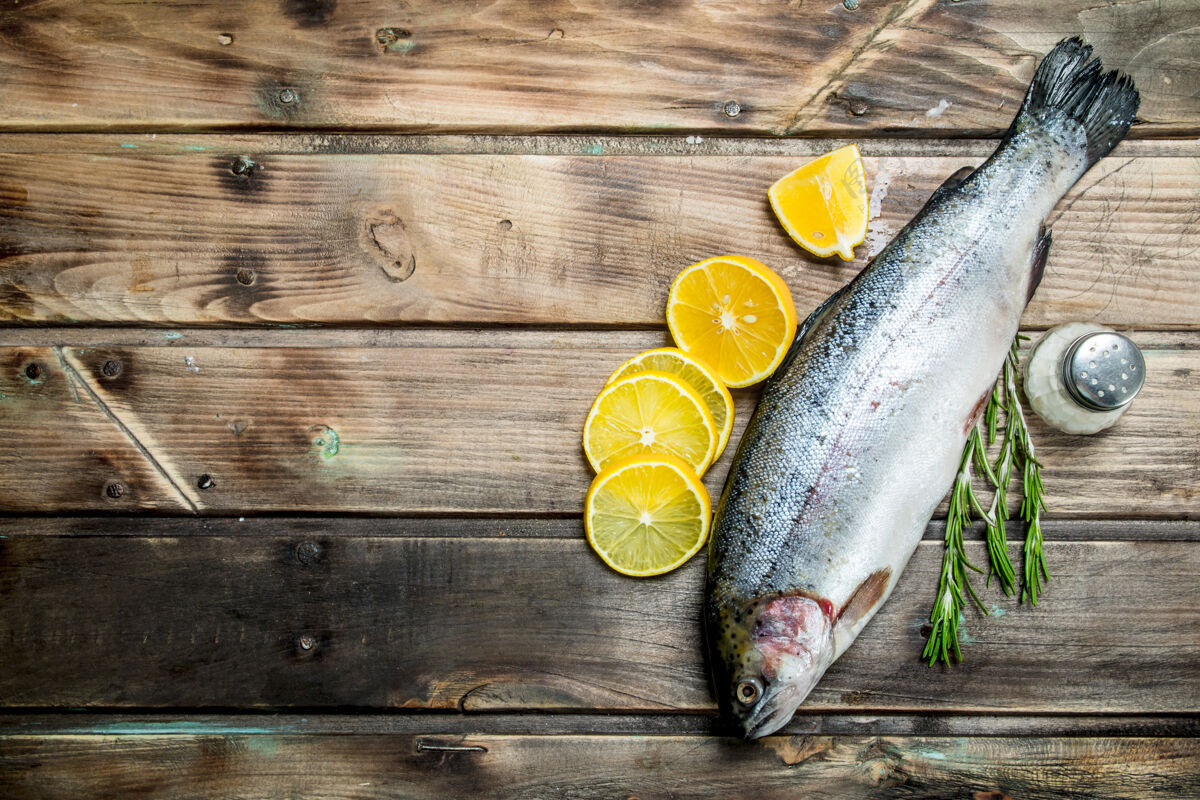 营养生海鱼三文鱼配柠檬角 香草和香料美味新鲜鲑鱼