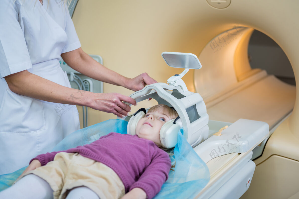 放射放射科医生准备给小女孩做核磁共振脑部检查放射X光医学