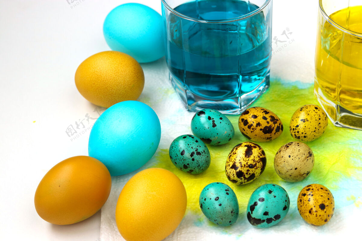 黄色黄色和蓝色的鸡和鹌鹑蛋复活节 春季假期的概念传统鸡蛋蓝色
