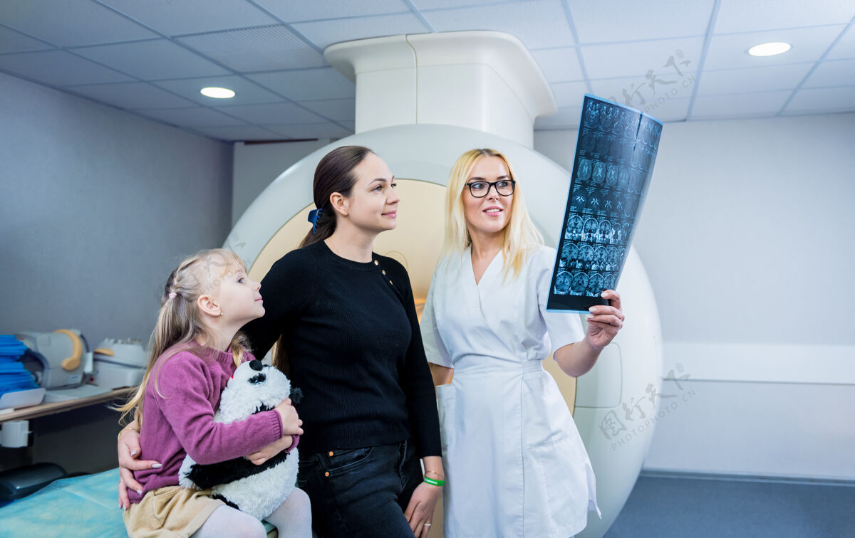 技术放射科医生和病人一起检查核磁共振扫描电脑女性实验室