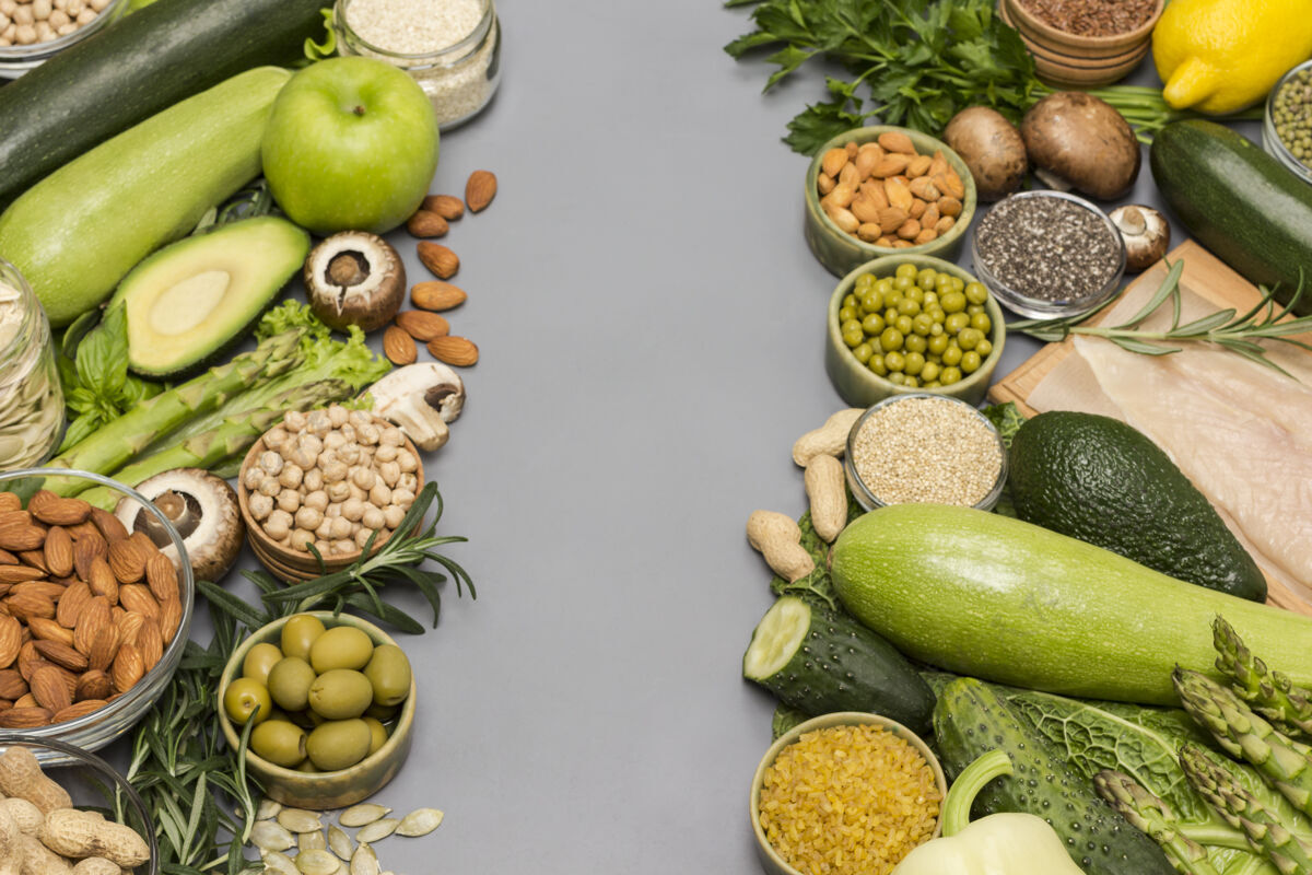 平衡食品均衡的食物集 绿色蔬菜 种子坚果 鸡肉灰色背景鳄梨生的亚麻