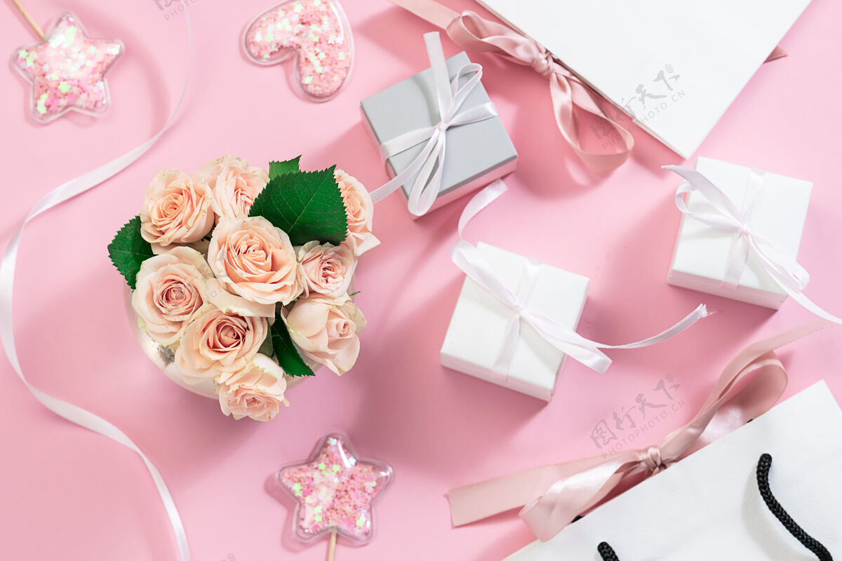 花瓣在花瓶里放一束粉红玫瑰 装饰闪闪发光 礼品盒 构成节日气氛周年纪念玫瑰花卉图案