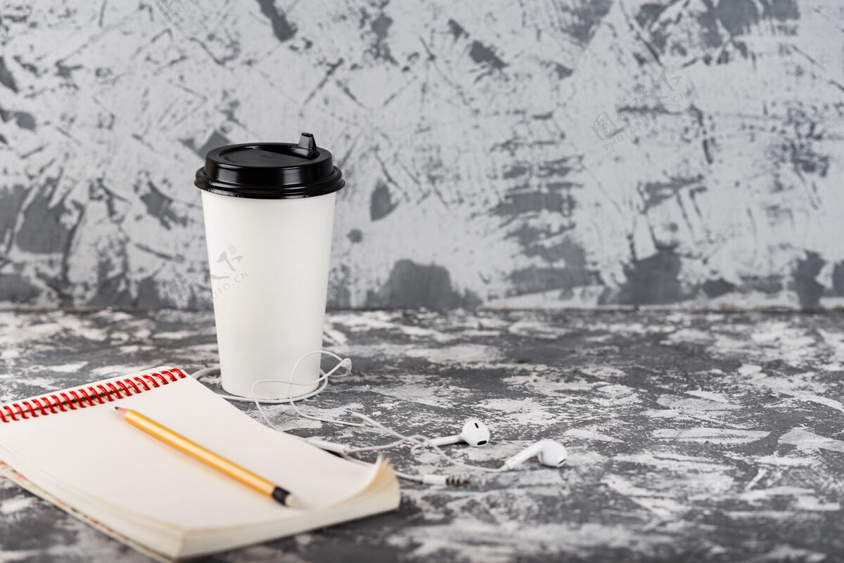 办公室工作在去吧咖啡灰色石头上的杯子和记事本表.copy空间自由职业者空的空白
