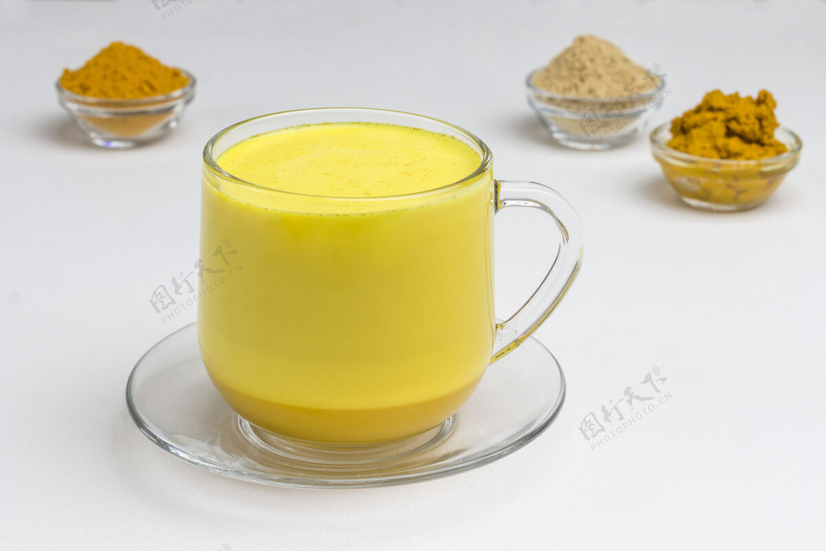 健康的生活方式黄金拿铁烹饪.印度姜黄牛奶装在玻璃杯里草药草药姜黄