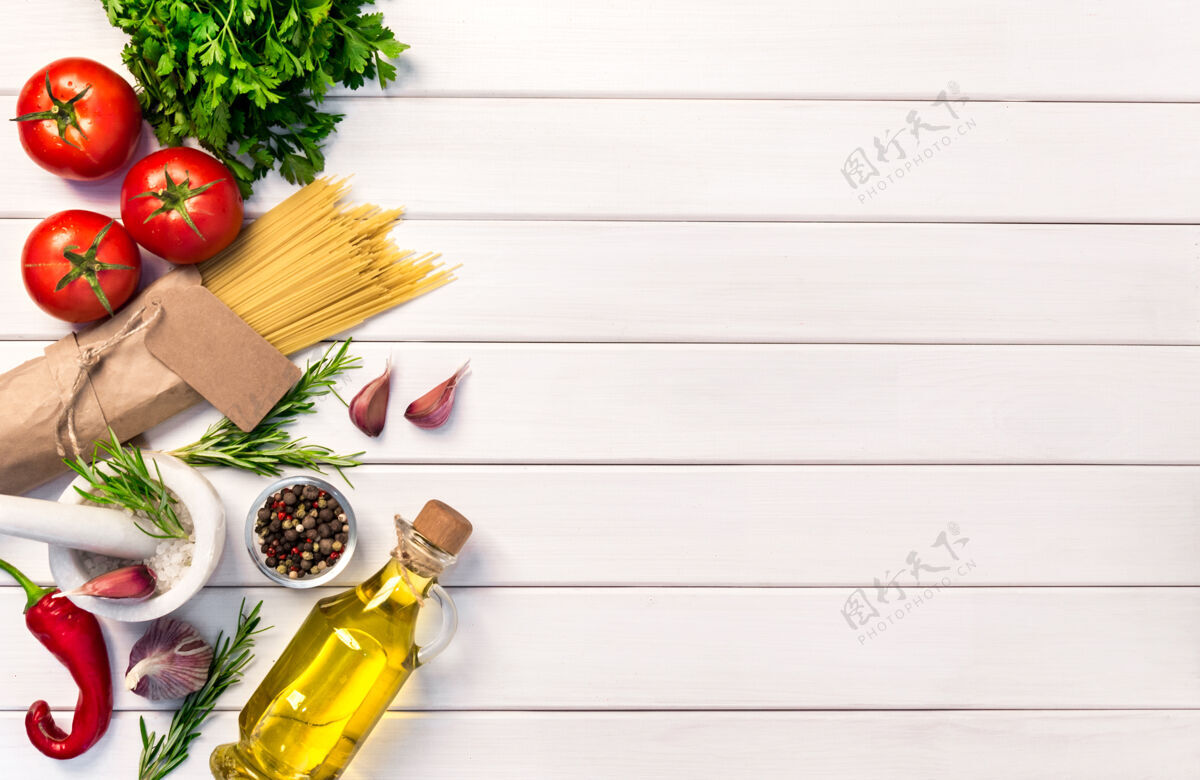 健康新鲜的有机食物 意大利配方的意大利面边框叶子烹饪