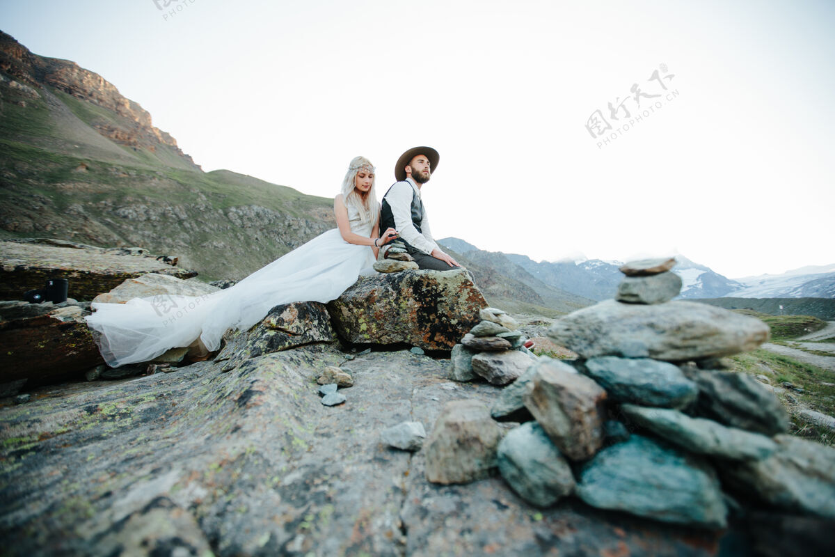 蜜月新婚夫妇在瑞士山区结婚风景婚纱冒险