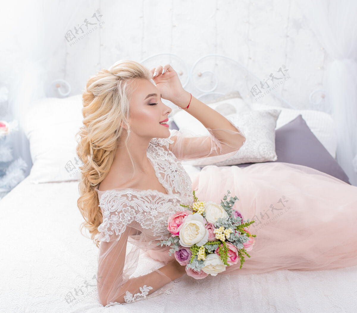 礼服年轻美丽的时尚新娘在冬季装饰与花束在她的手中新娘室内年轻