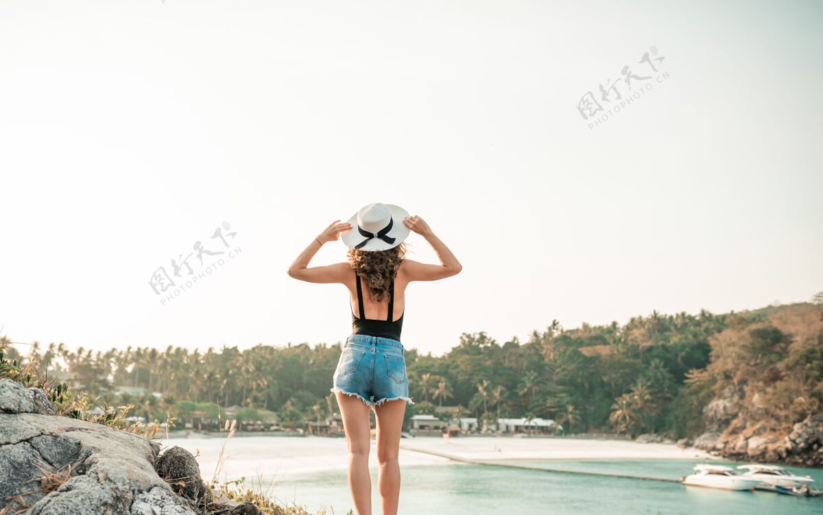 比基尼穿着柳条的梦幻女人帽子夏天假期旅行柳条帽阳光海边