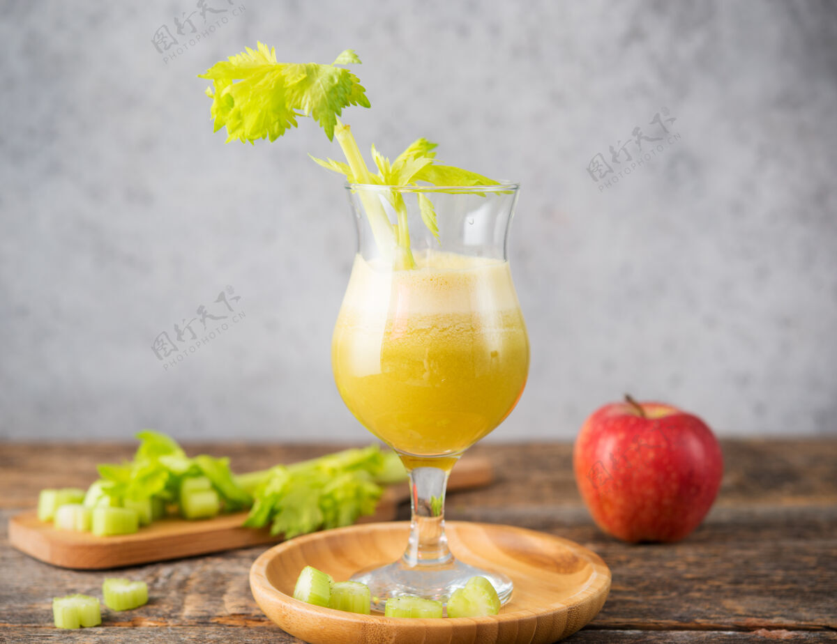 排毒新鲜果汁苹果和芹菜在一个透明的玻璃 素食 清洁食品的概念草药营养冰沙