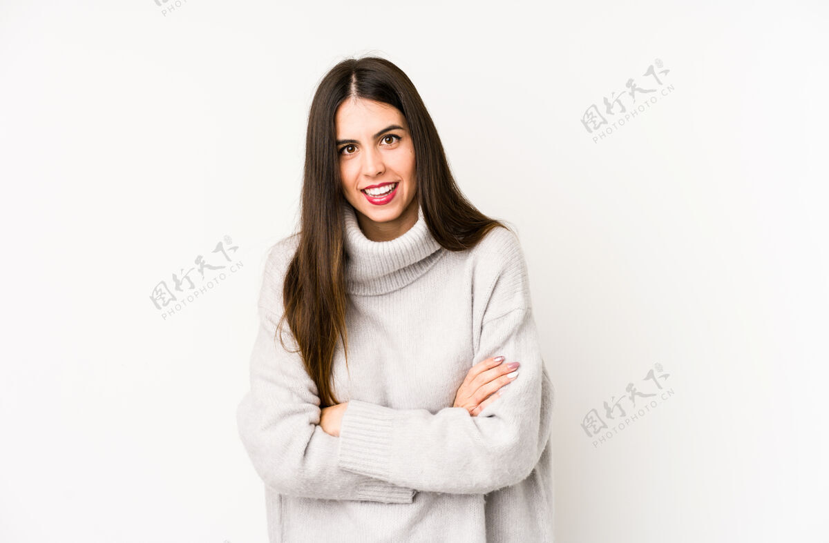 表情一个年轻的白人妇女被隔离在一个白色的表面上 一边笑一边玩自信大笑放松