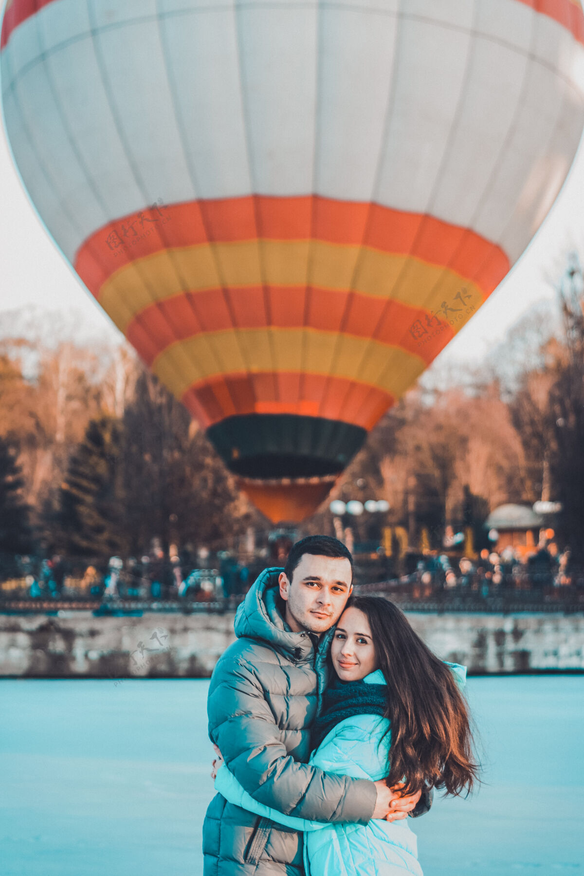 年轻情人节这天 一对相爱的情侣站在冰面上 站在气球后面浪漫女朋友女性