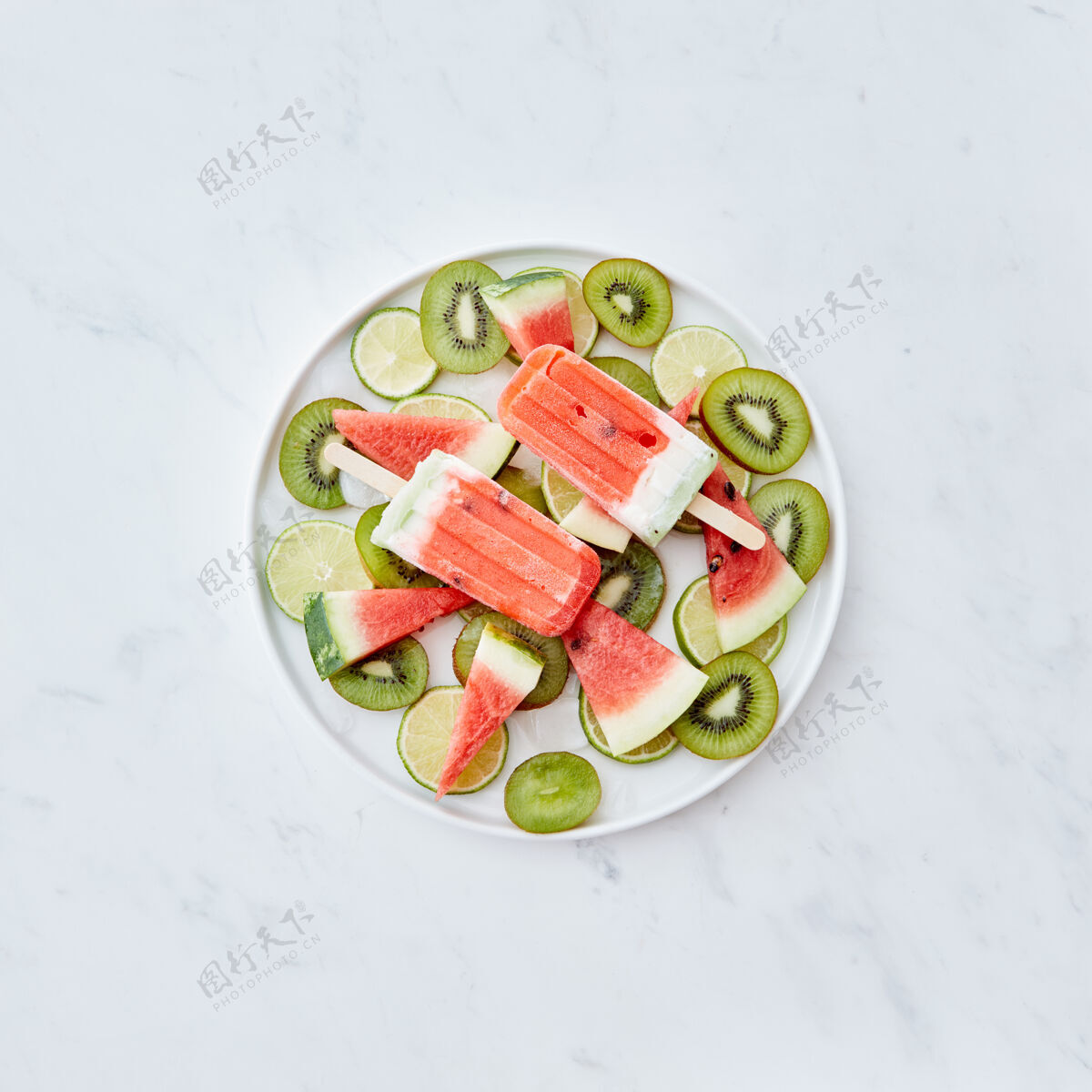 营养水果冷冻冰沙以西瓜片的形式放在盘子里 上面放着冰块 水果片放在灰色的墙上 上面留有文字冰淇淋棒棒糖躺下风味西瓜冰