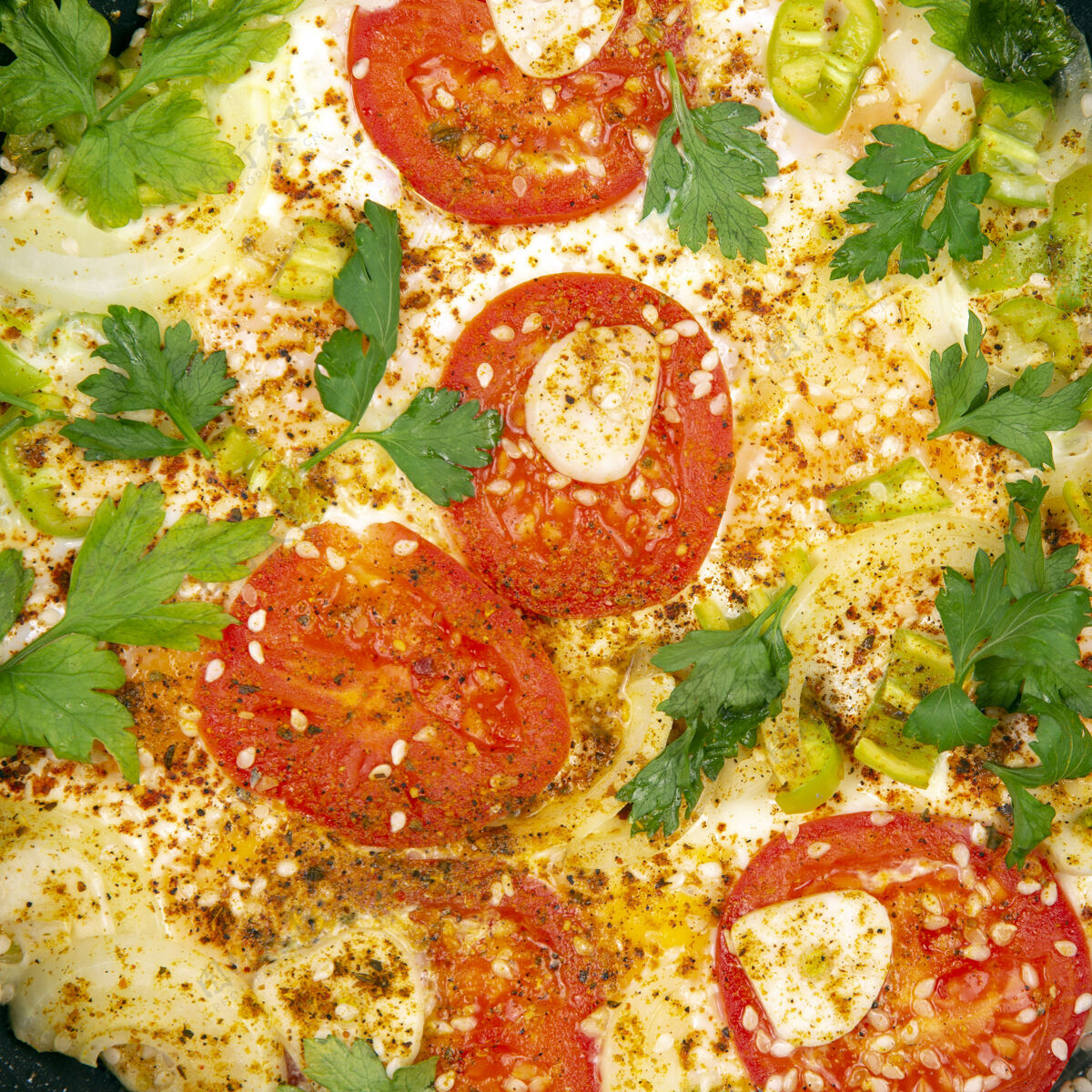 开胃菜在木桌上的白色盘子里放着香草和蔬菜的煎蛋卷餐蔬菜晚餐