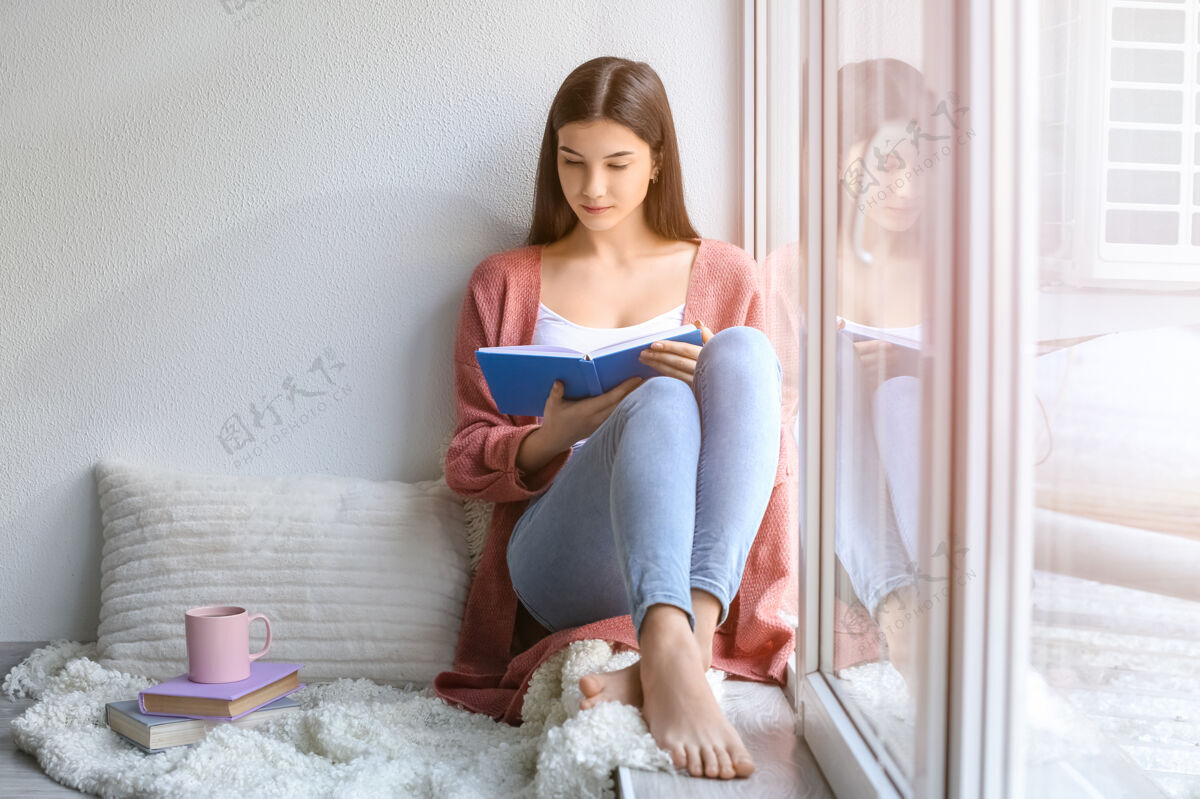 窗台年轻女子在家看书智慧出版商休息