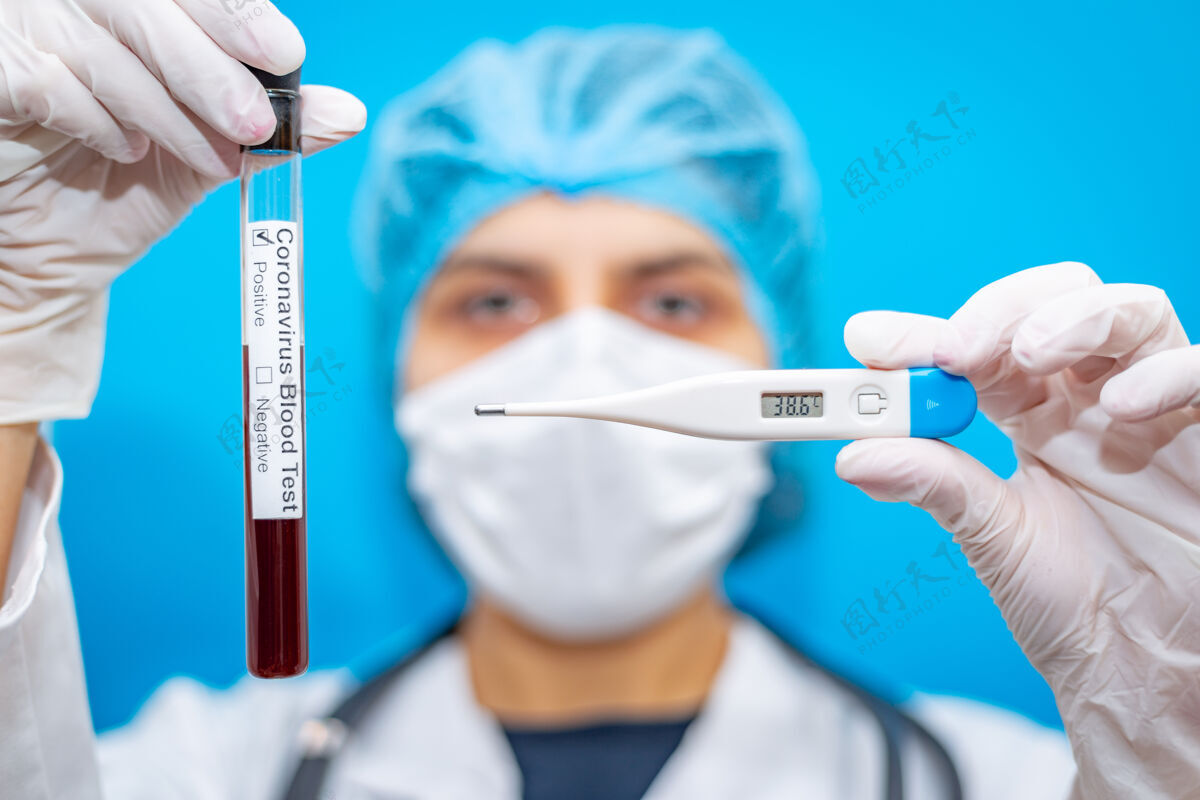 医院医学实验室血液试管和高温温度计在一个年轻的病毒学家女医生手中治疗病人中国