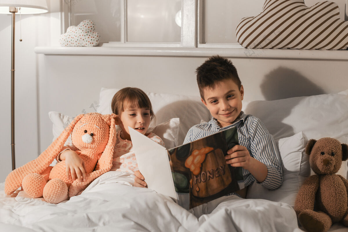 文学小孩子在家里读睡前故事卧室睡眠迟到