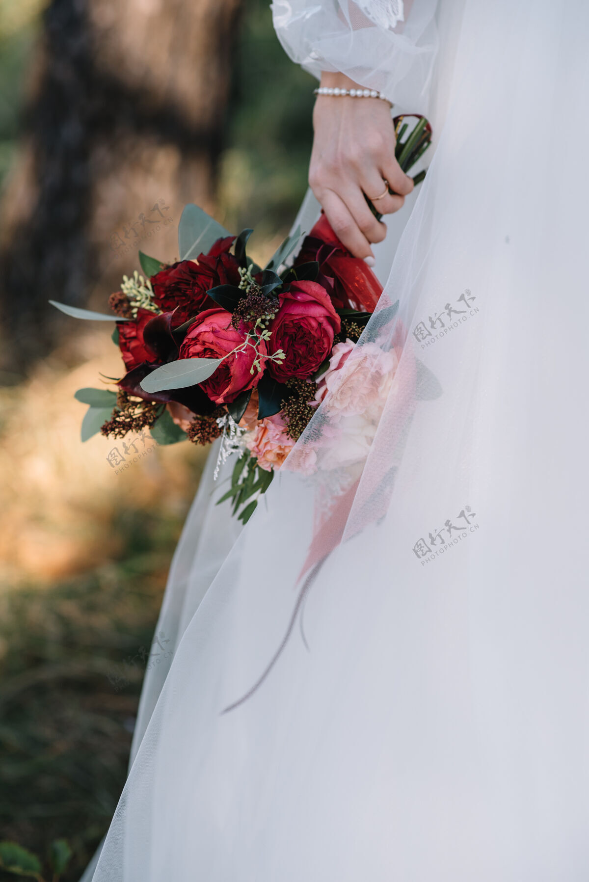 仪式穿着白色婚纱带花束的新娘优雅女性爱情