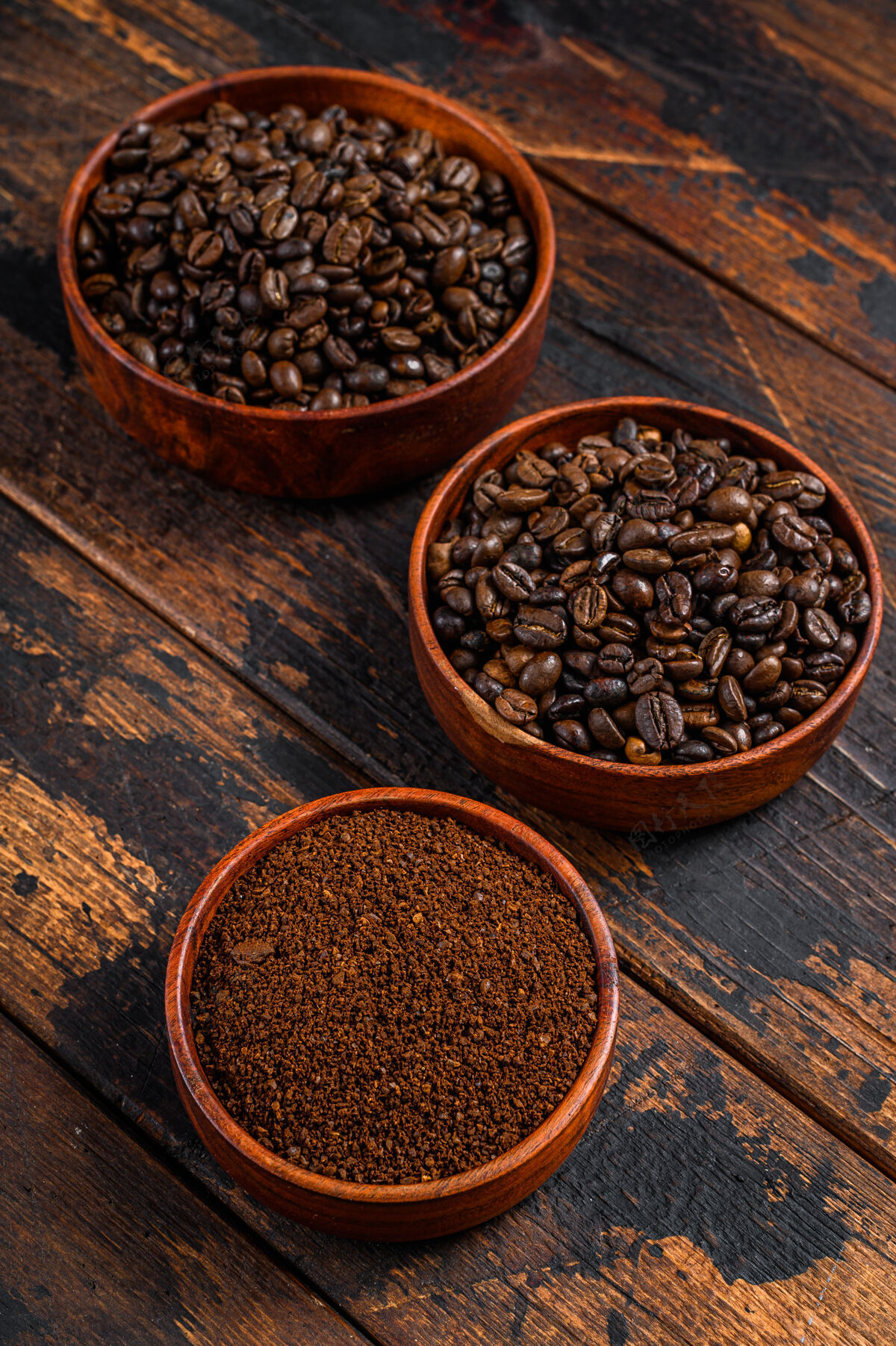 咖啡因咖啡豆和磨碎的咖啡粉放在木头上桌面查看能量饮料香料