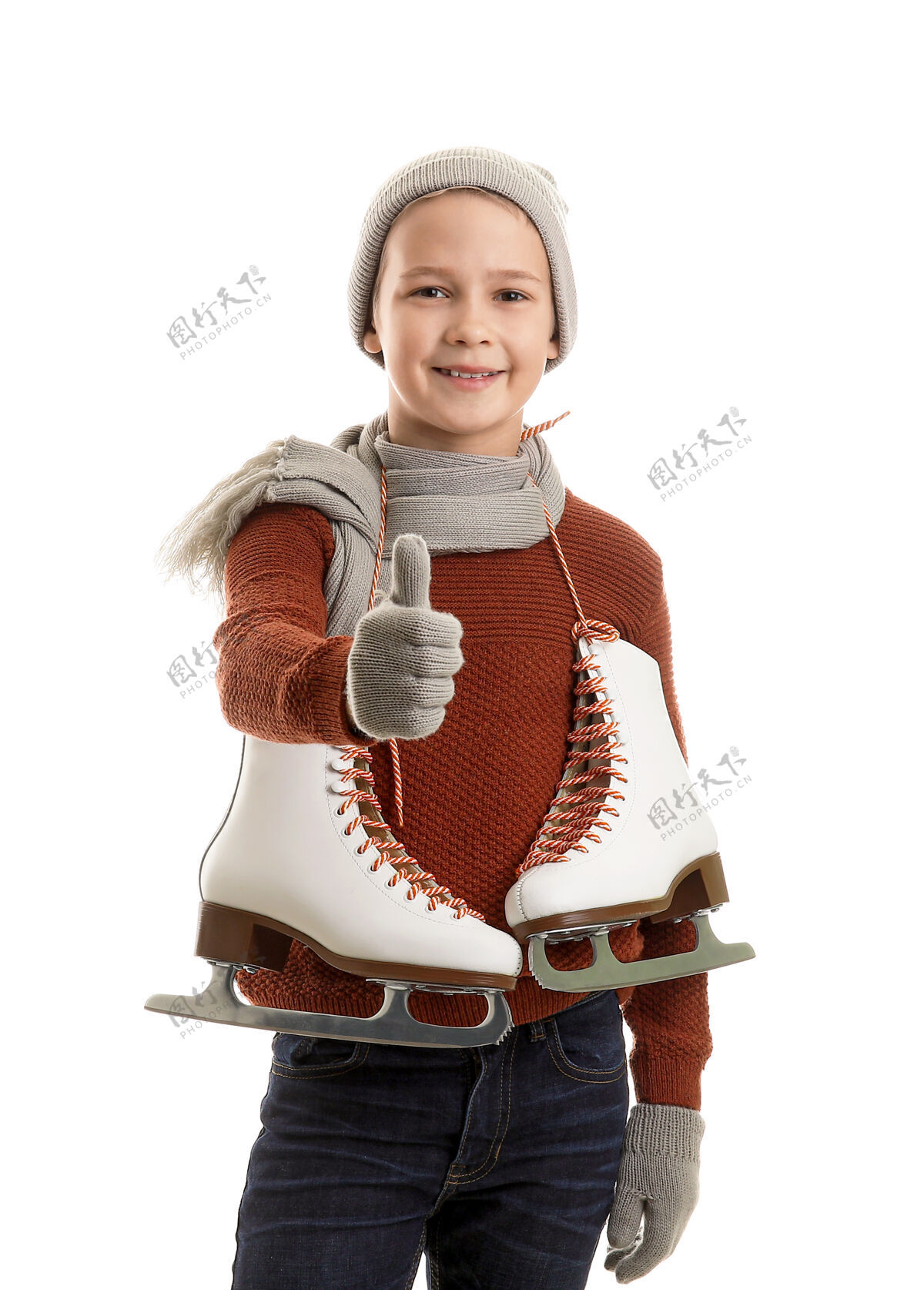 衣服可爱的小男孩 穿着溜冰鞋 大拇指朝上抵着白色刀片表演温暖