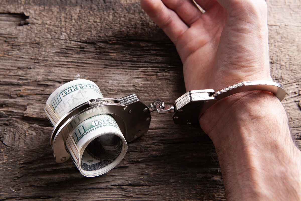 欺诈贿赂当局的钱和手铐逮捕手镯腐败
