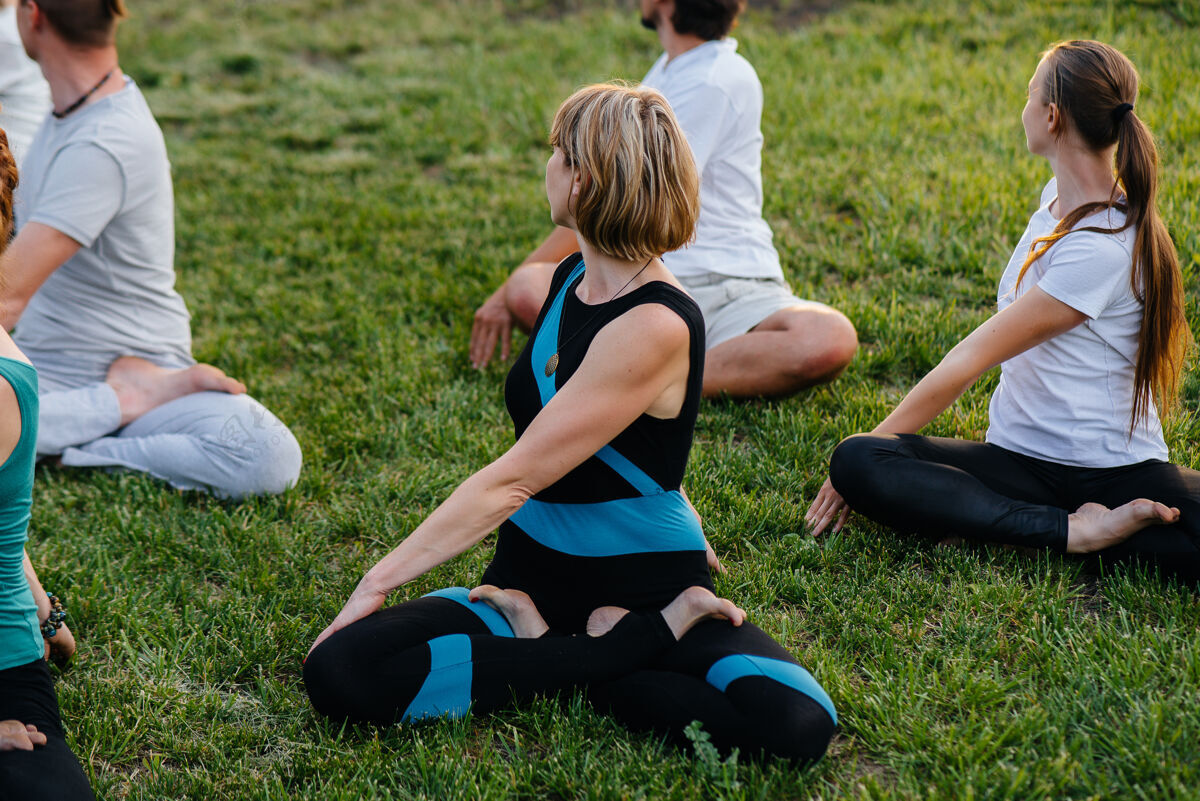 休闲日落时分 一群人在公园里做瑜伽自然朋友活跃
