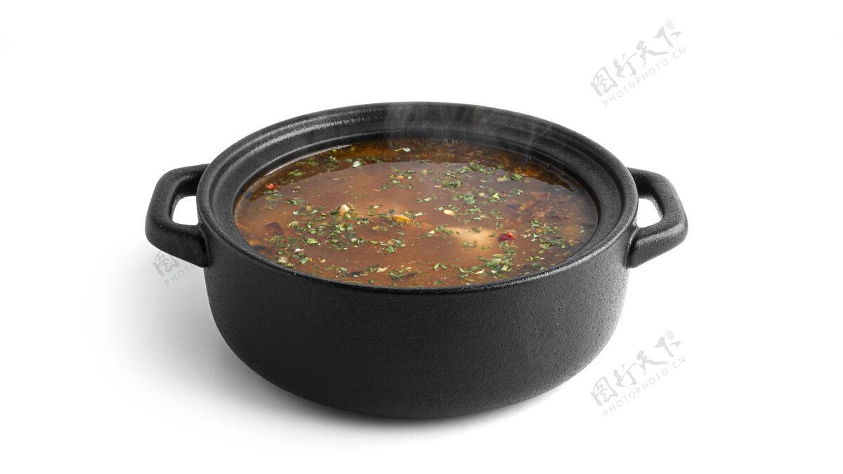 锅在一个白色的表面上孤立的黑锅热汤洋葱食物面条