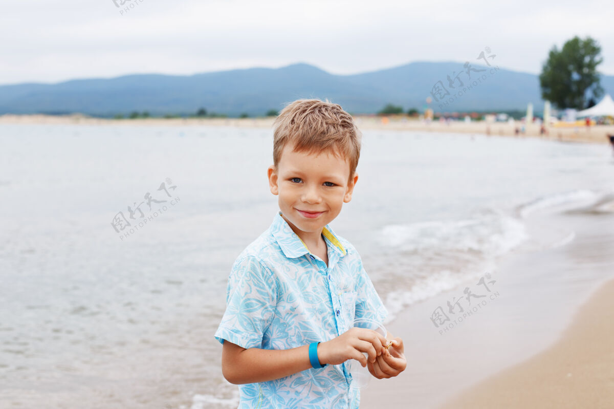 海滩家庭海上的孩子假期.夏天水的乐趣手镯海浪飞溅