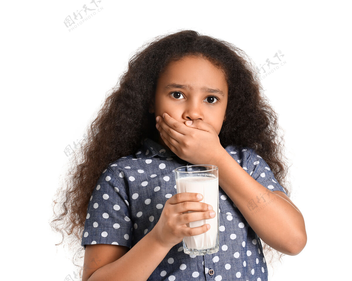孩子一个对牛奶过敏的黑人小女孩不健康不适杯子