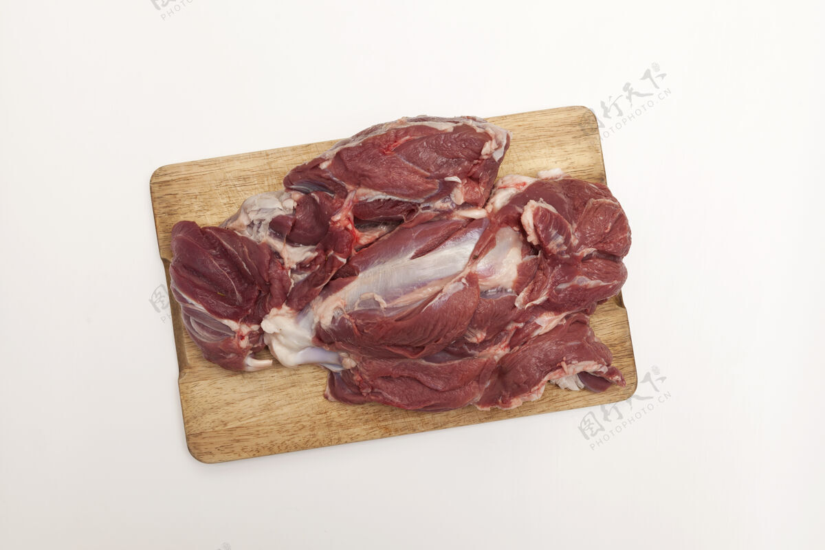 新鲜新鲜的生羊肉放在木砧板上 俯视图部分牛腰肉肉汤