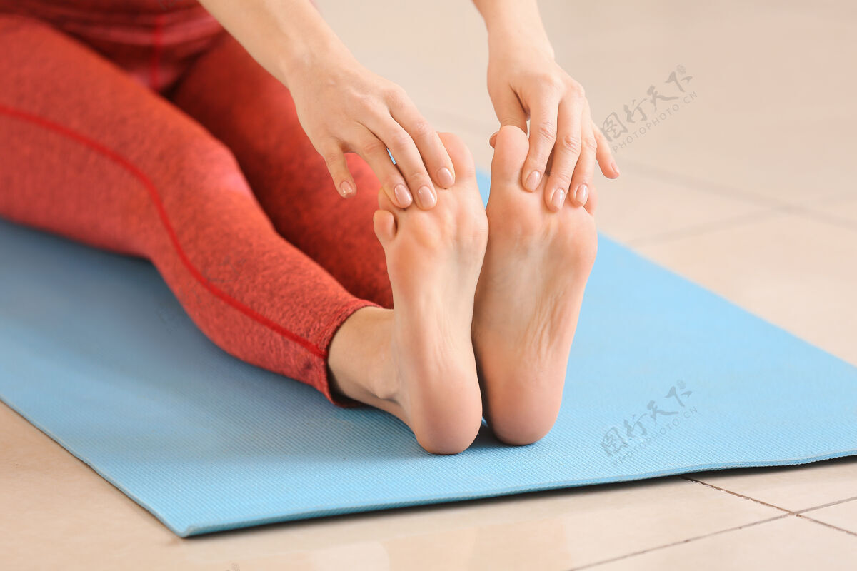 体位运动型年轻女子在家练习瑜伽健身脚练习