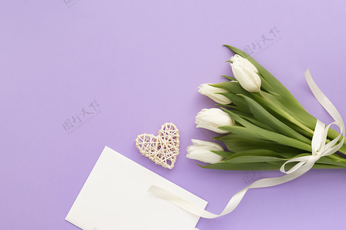 卡片一束白郁金香 紫罗兰色的信封和心形紫色花郁金香