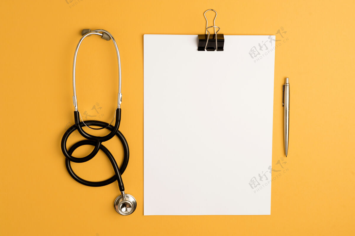 黄色医药配件 听诊器 记事本和橙色笔记事本钢笔夹子