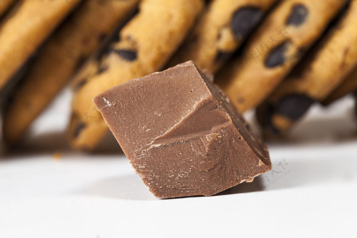 糖一块块甜巧克力加上饼干 里面有巧克力块作为馅料新鲜甜点不健康