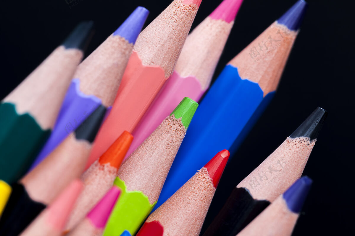 效果普通的彩色木铅笔 不同颜色的软铅笔芯 用于绘画和创作素描设置画家
