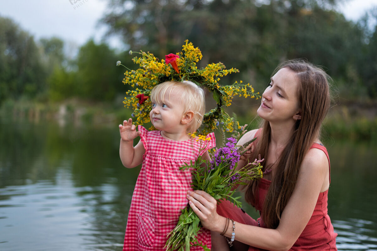 浪漫年轻的母亲和女儿在花圈上伊万湖库帕拉假日女儿肖像花