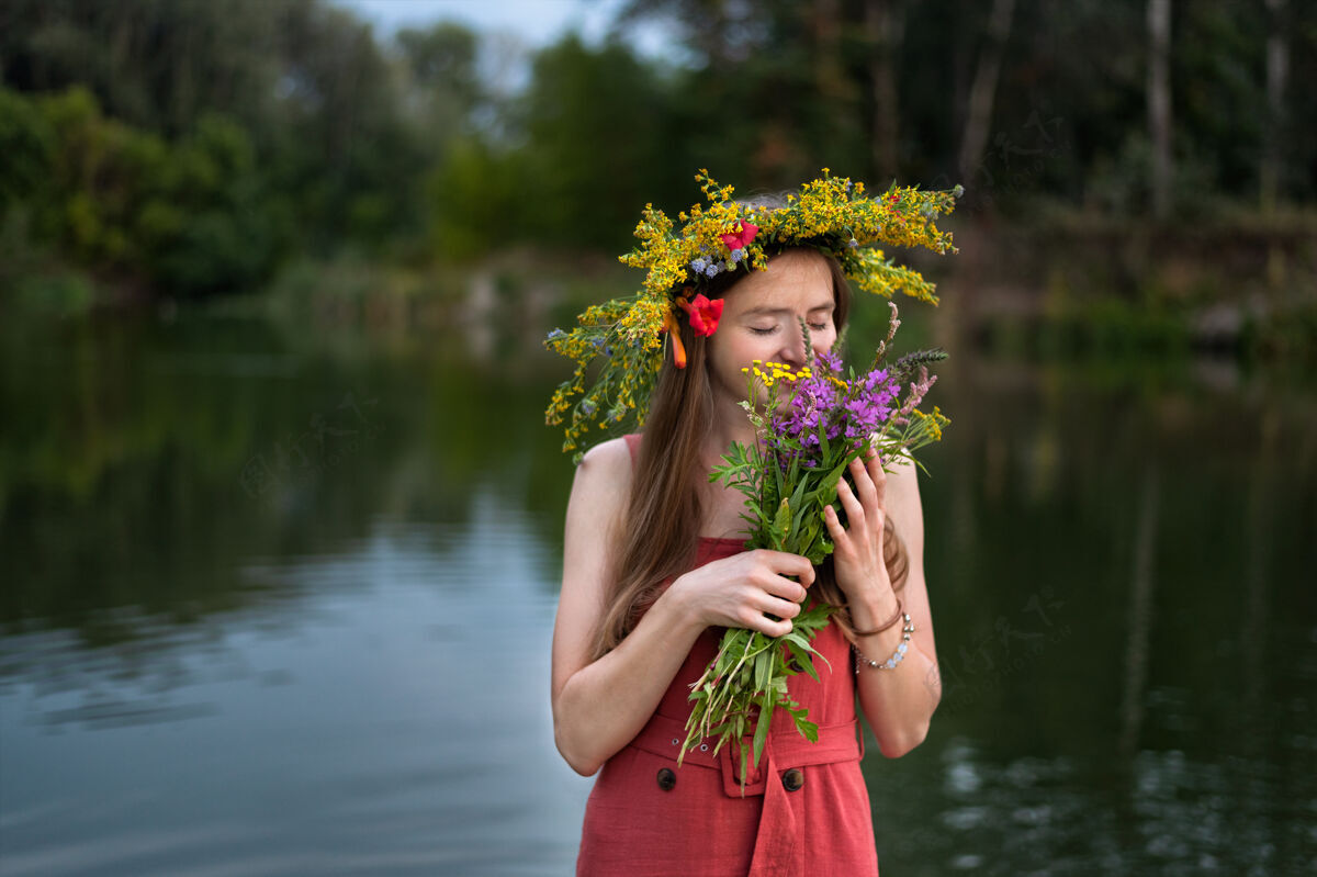自然河上野花头戴花环的美女背景伊万库帕拉假日年轻乡村快乐