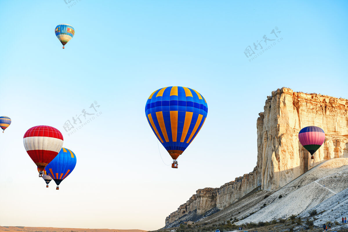 风景在晴朗的日子里 五颜六色的气球在大白山附近的晴空中飞翔飞行天空户外