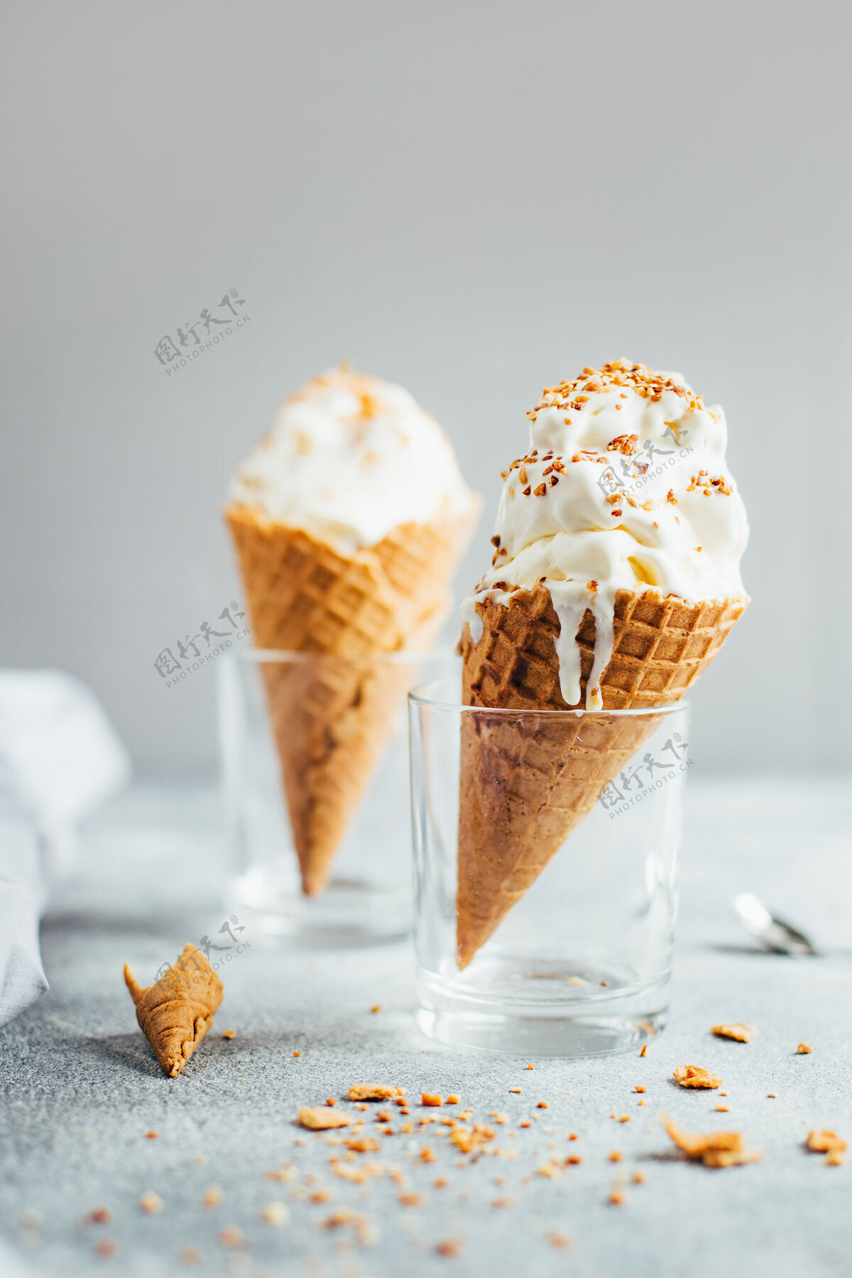 白色冰淇淋灰色背景上的华夫饼杯冰淇淋特写镜头勺子杯子甜味