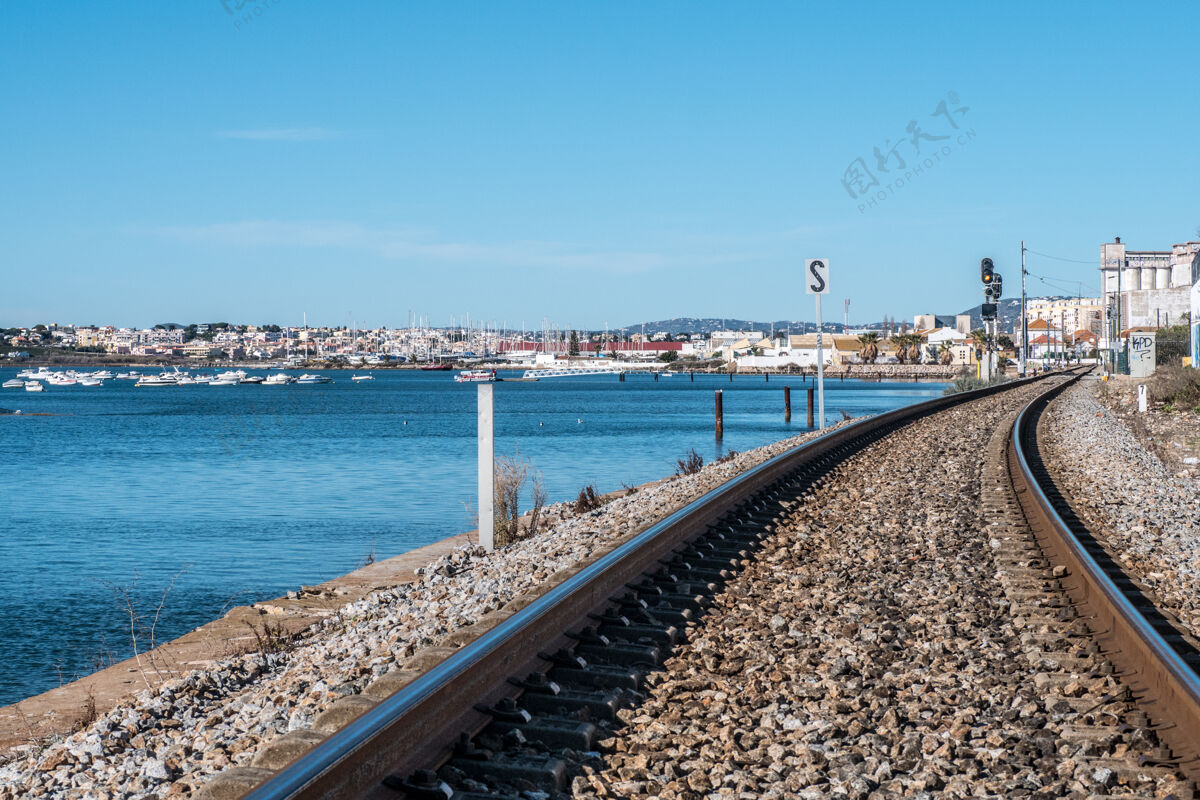 火车靠海的法罗铁路阳光道路钢铁