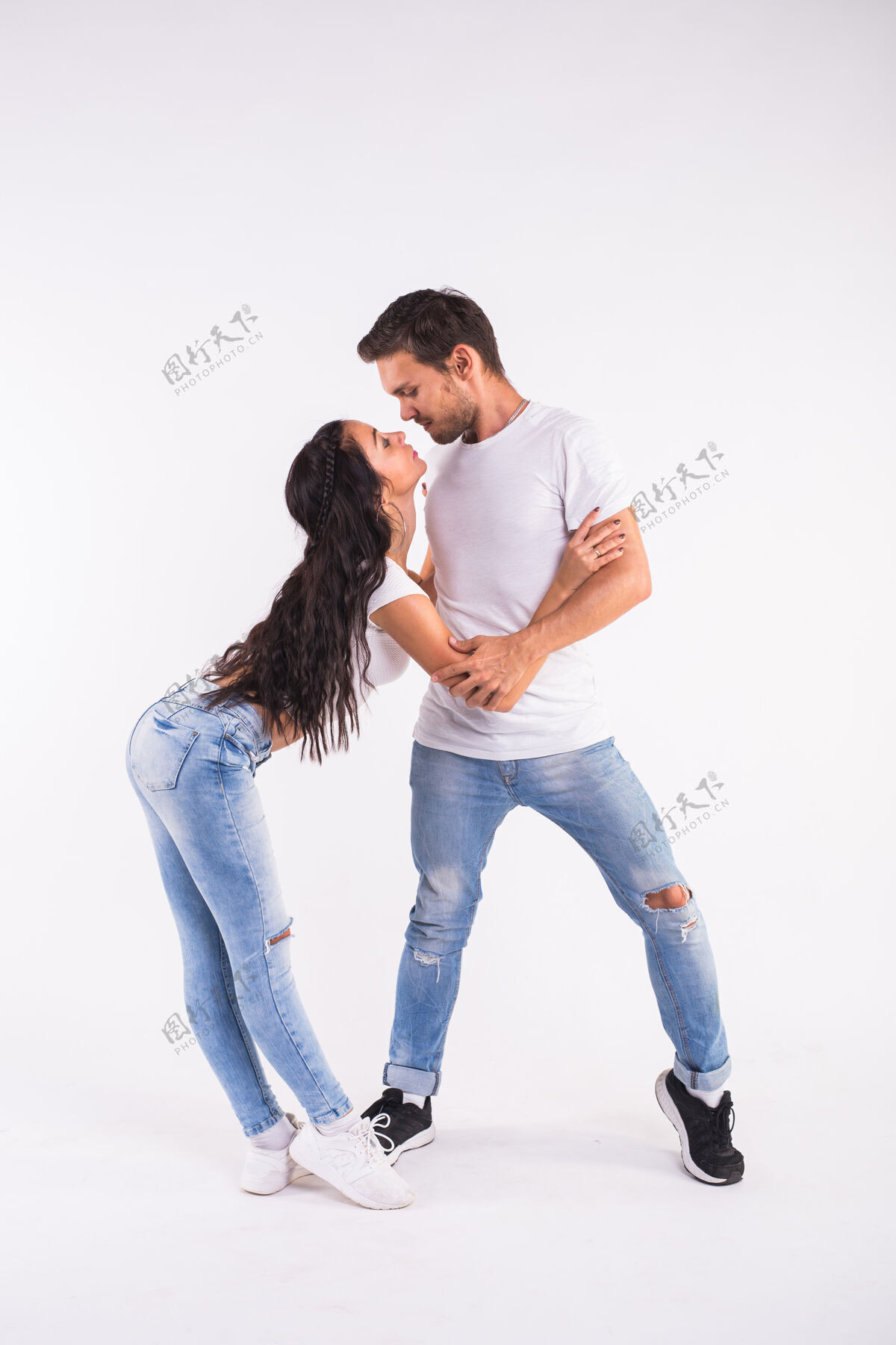 爱情一对年轻的情侣在跳社交舞 巴查塔舞 梅伦格舞 萨尔萨舞 kizomba.2号在白色房间摆出优雅的姿势风格激情动作