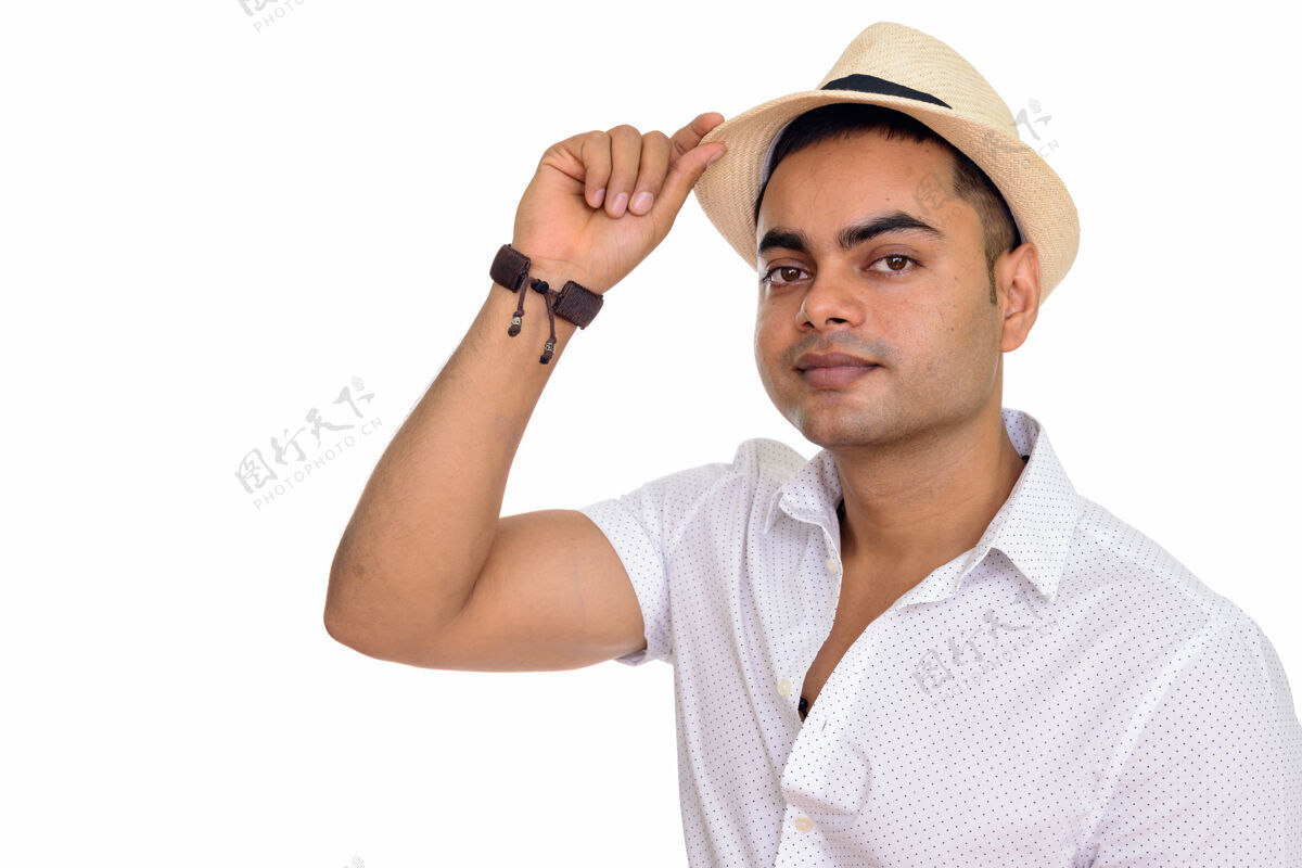 帽子年轻英俊的印度旅游男子准备度假隔离在白色的空间印度人持枪男人
