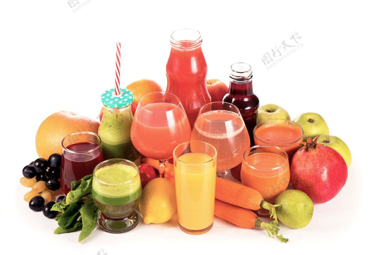 水果玻璃杯里有新鲜的有机蔬菜和果汁 隔离在白色上排毒提神抗氧化