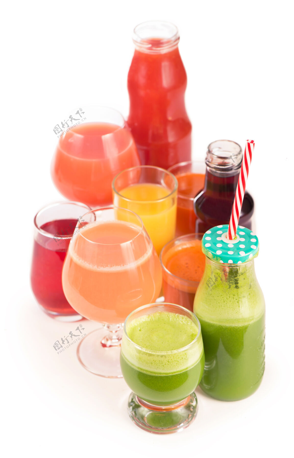 胡萝卜玻璃杯里有新鲜的有机蔬菜和果汁 隔离在白色上抗氧化能量素食者