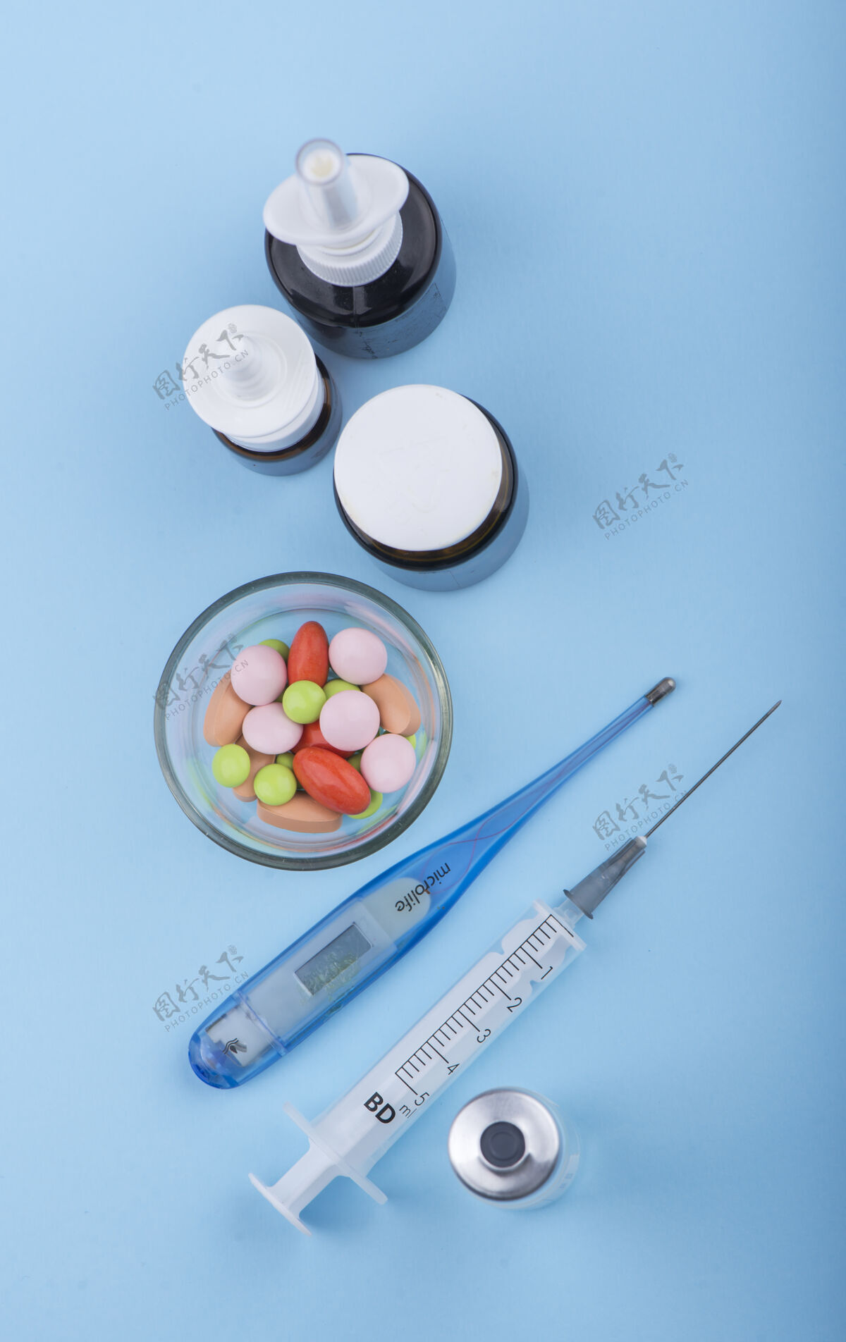 治疗注射器和药片在桌上 医疗用品在桌上药品维生素护理