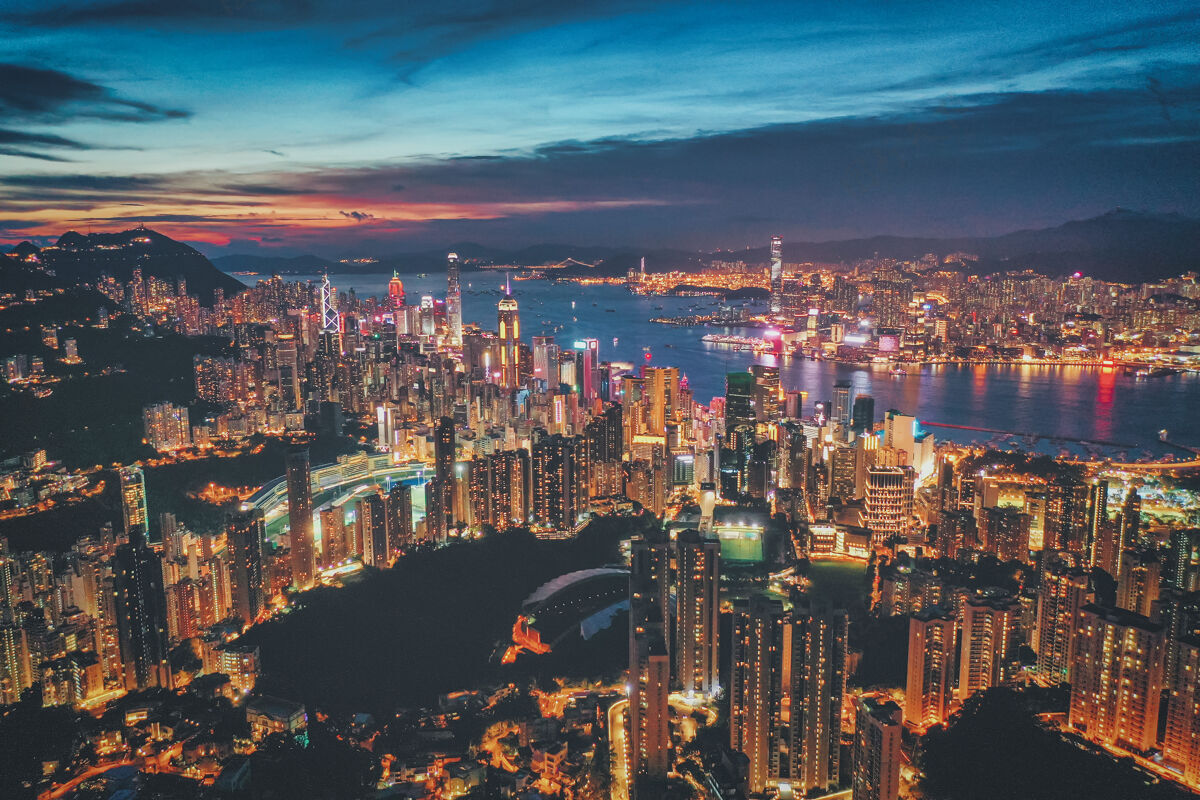摩天大楼日落时鸟瞰香港城夜晚天际线建筑