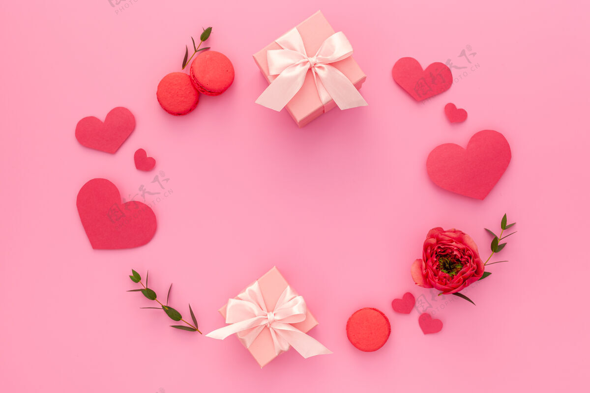 节日带丝带和玫瑰的粉红色礼盒庆祝盒子装饰