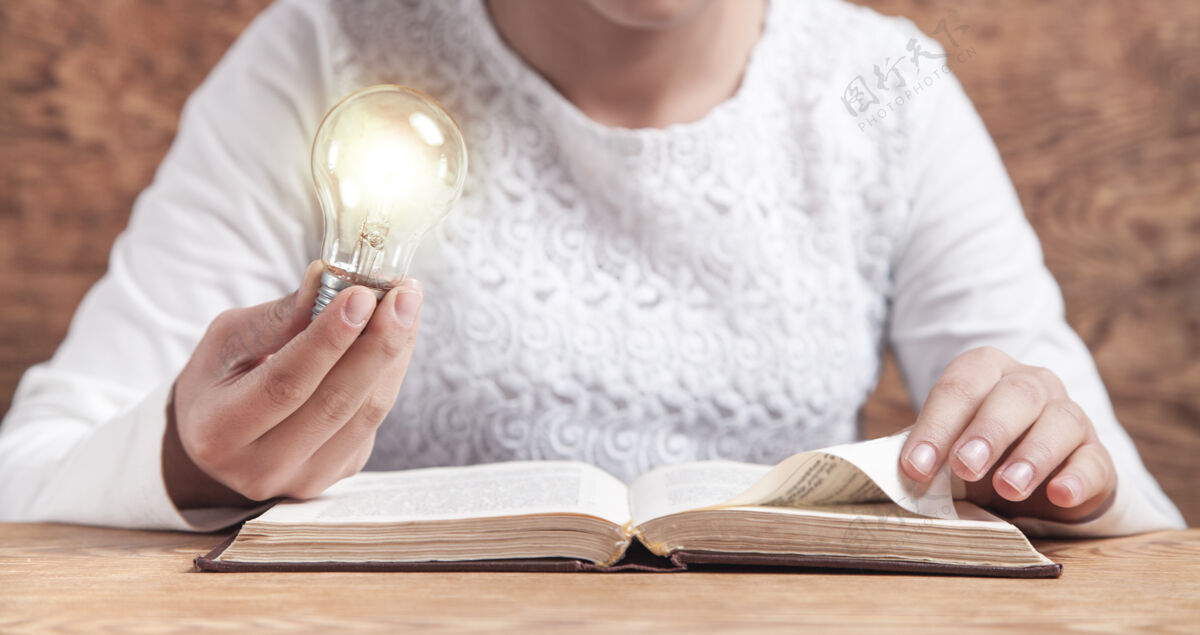 大学拿着灯泡看书的女孩书本知识 创意 智慧灵感发光手