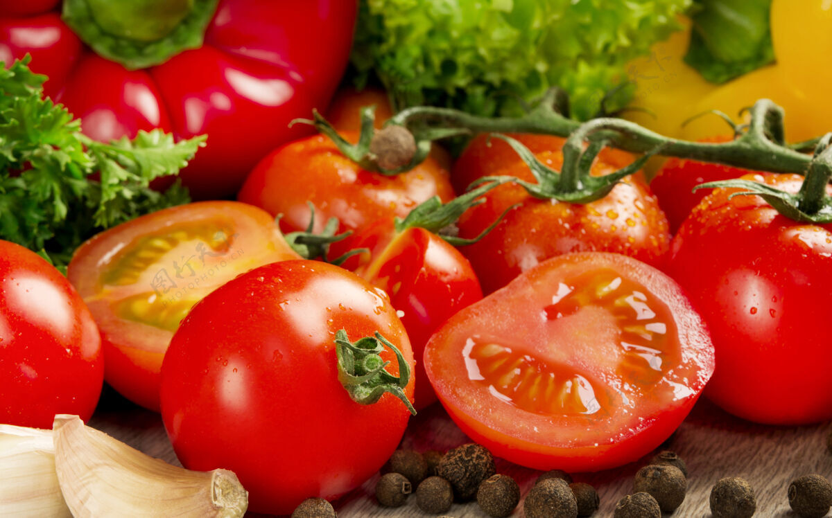胡椒番茄特写镜头 背景是胡椒和莴苣绿色西红柿调味品