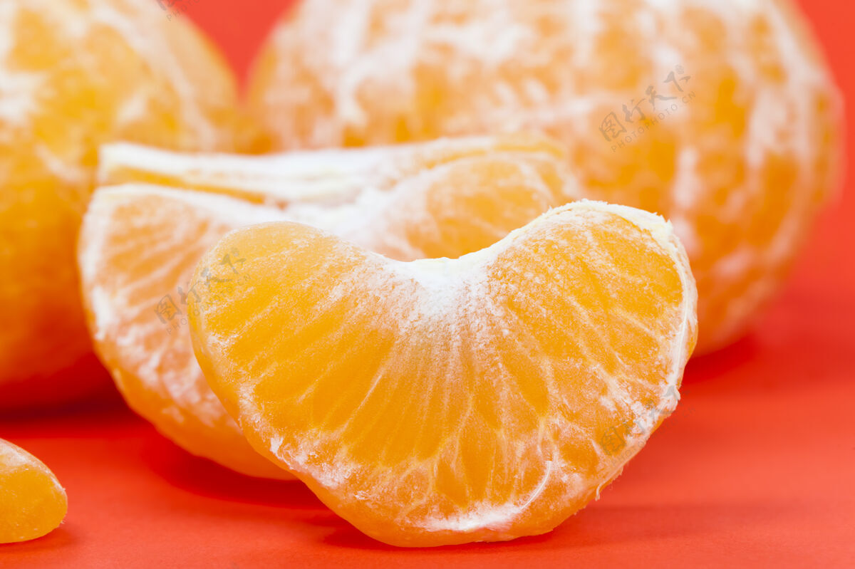 成熟美味的橘子片素食甜点小吃